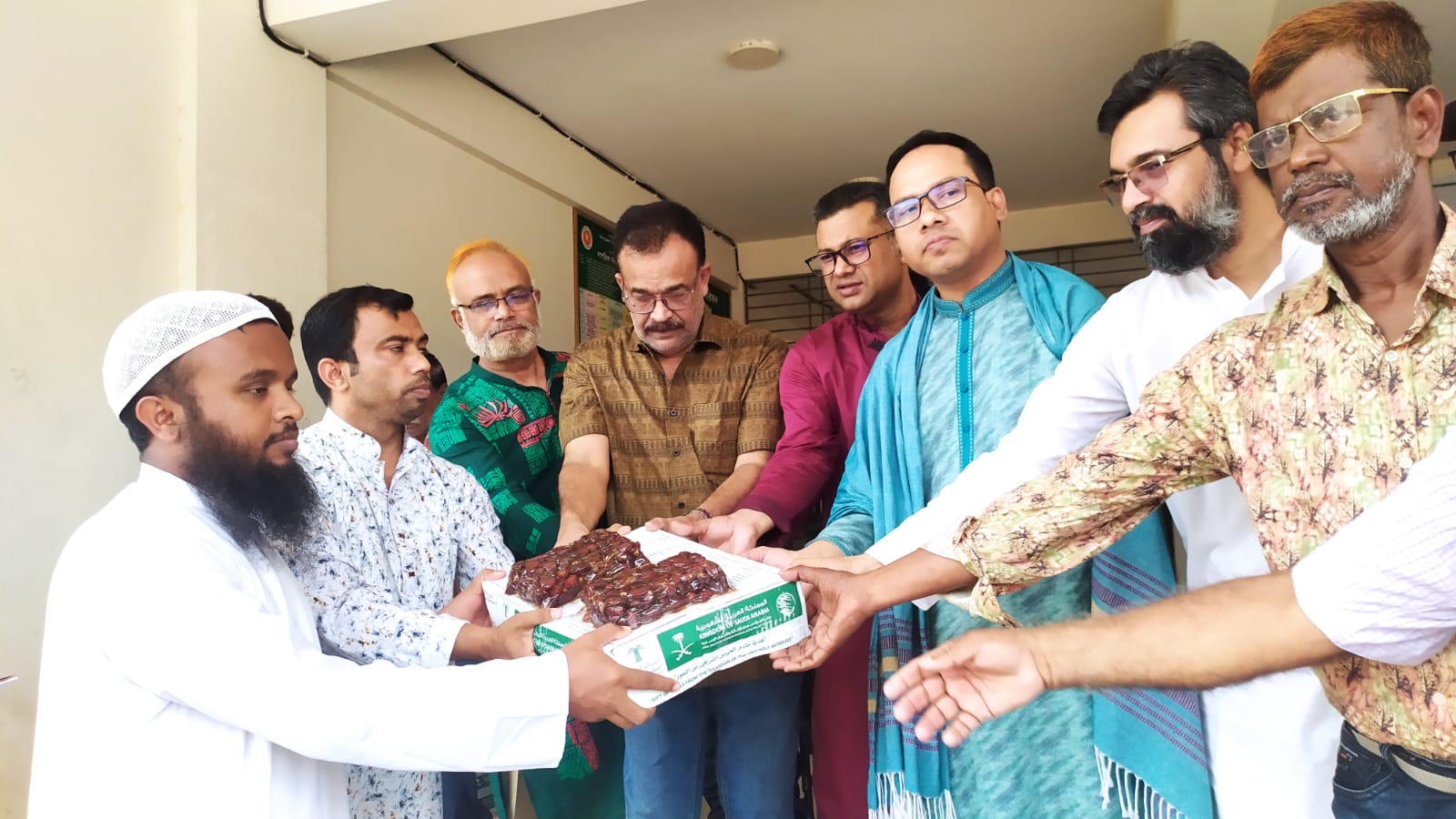 মধুপুরে এতিমখানা ও প্রতিবন্ধী বিদ্যালয়ে সৌদি সরকারে উপহারের  খেজুর বিতরণ